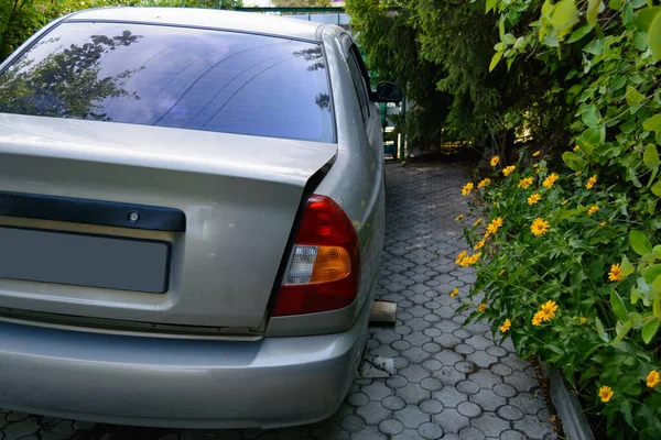 Srebrny Samochód Osobowy Lecie Parking Przednim Kołem Podnoszone Wymiany Koła — Zdjęcie stockowe
