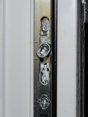 Servis merkezlerinin yenileme çalışmaları sırasında plastik Windows 'u kurmak ve yapılandırmak için bağlayıcılar ve konnektörler. Bulanıklık.