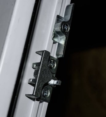 Servis merkezlerinin yenileme çalışmaları sırasında plastik Windows 'u kurmak ve yapılandırmak için bağlayıcılar ve konnektörler. Bulanıklık.