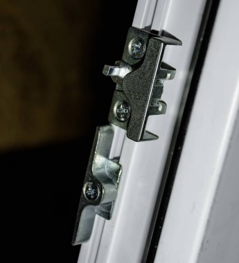 Servis merkezlerinin yenileme çalışmaları sırasında plastik Windows 'u kurmak ve yapılandırmak için bağlayıcılar ve konnektörler. Bulanıklık.