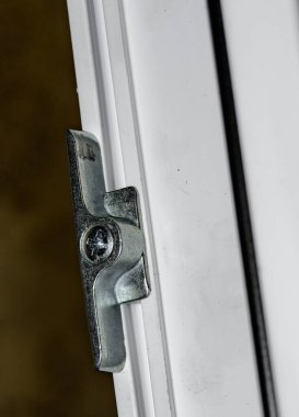 Servis merkezlerinin yenileme çalışmaları sırasında plastik Windows 'u kurmak ve yapılandırmak için bağlayıcılar ve konnektörler. Bulanıklık.