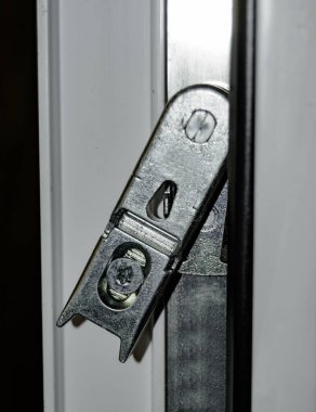 Servis merkezlerinin yenileme çalışmaları sırasında plastik Windows 'u kurmak ve yapılandırmak için bağlayıcılar ve konnektörler. Bulanıklık.