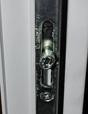 Servis merkezlerinin yenileme çalışmaları sırasında plastik Windows 'u kurmak ve yapılandırmak için bağlayıcılar ve konnektörler. Bulanıklık.