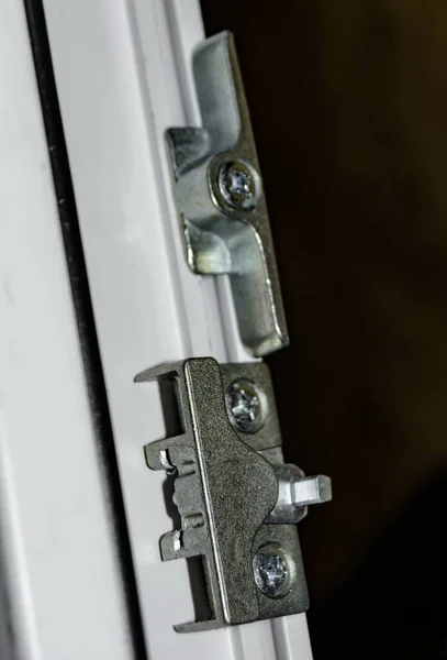 Servis merkezlerinin yenileme çalışmaları sırasında plastik Windows 'u kurmak ve yapılandırmak için bağlayıcılar ve konnektörler. Bulanıklık.