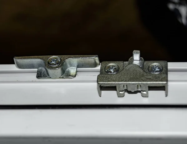 Servis merkezlerinin yenileme çalışmaları sırasında plastik Windows 'u kurmak ve yapılandırmak için bağlayıcılar ve konnektörler. Bulanıklık.