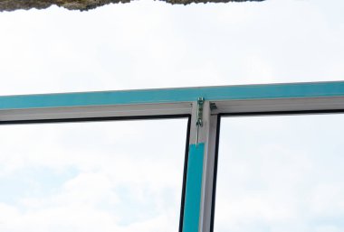 Plastik çerçevelerin kurulumu ve balkonun çift cam kaplaması üzerine yaz çalışması