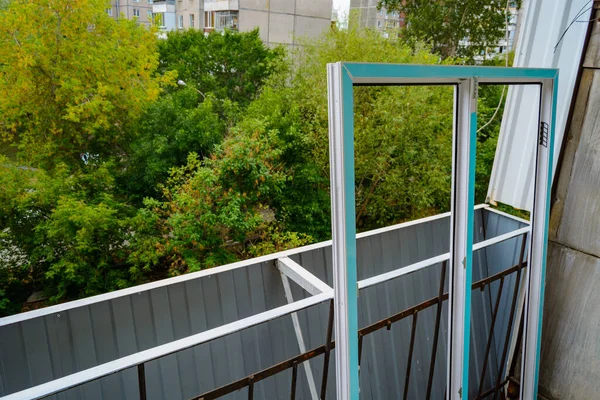 夏季安装塑料框架和双层玻璃的工作 关闭阳台 — 图库照片