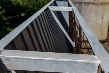 Çerçevenin güçlendirilmesi ve balkonun plastik çerçeveler ve balkonun çift camlı pencereleri için hazırlanması. Bulanık odak