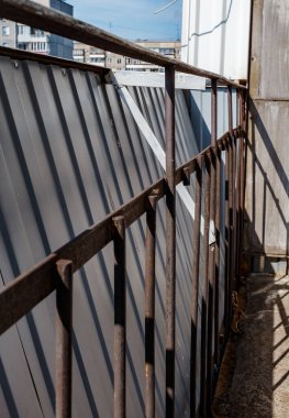 Çerçevenin güçlendirilmesi ve balkonun plastik çerçeveler ve balkonun çift camlı pencereleri için hazırlanması. Bulanık odak