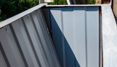 Çerçevenin güçlendirilmesi ve balkonun plastik çerçeveler ve balkonun çift camlı pencereleri için hazırlanması. Bulanık odak