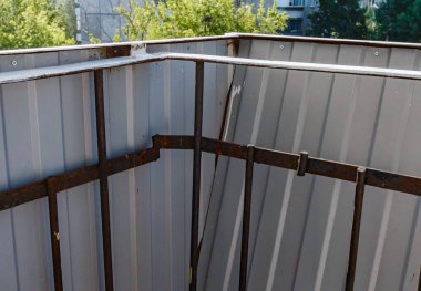 Çerçevenin güçlendirilmesi ve balkonun plastik çerçeveler ve balkonun çift camlı pencereleri için hazırlanması. Bulanık odak