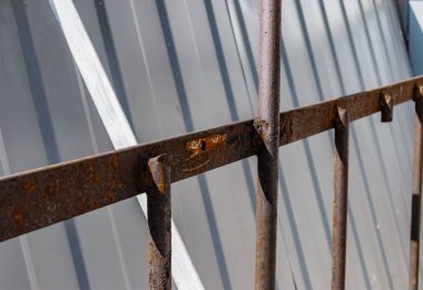 Çerçevenin güçlendirilmesi ve balkonun plastik çerçeveler ve balkonun çift camlı pencereleri için hazırlanması. Bulanık odak