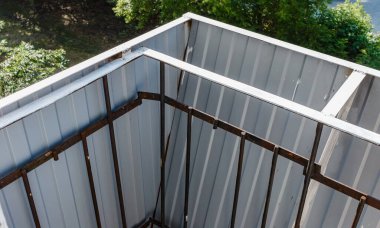 Çerçevenin güçlendirilmesi ve balkonun plastik çerçeveler ve balkonun çift camlı pencereleri için hazırlanması. Bulanık odak