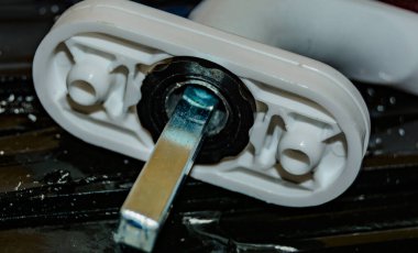 Servis merkezleri kapatılırken plastik Windows kurulumu ve yapılandırması için pencere açma kolu ve detaylar. - Evet. Bulanık odak