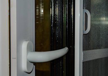 Servis merkezleri kapatılırken plastik Windows kurulumu ve yapılandırması için pencere açma kolu ve detaylar. - Evet. Bulanık odak