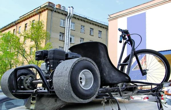 Ulaşım sırasında içten yanmalı motorlu ev yapımı spor üç tekerlekli bisiklet.