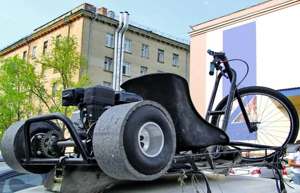 Ulaşım Sırasında Içten Yanmalı Motorlu Yapımı Spor Tekerlekli Bisiklet Telifsiz Stok Fotoğraflar