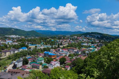 Bir yaz günü dağdan panoramik köy manzarası