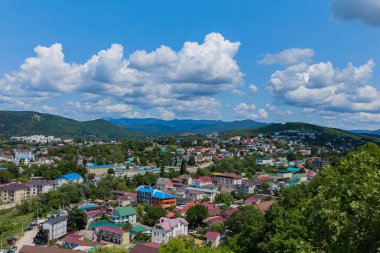 Bir yaz günü dağdan panoramik köy manzarası