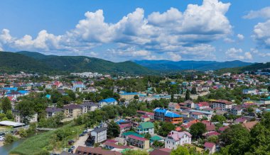 Bir yaz günü dağdan panoramik köy manzarası
