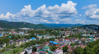 Bir yaz günü dağdan panoramik köy manzarası