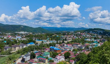 Bir yaz günü dağdan panoramik köy manzarası