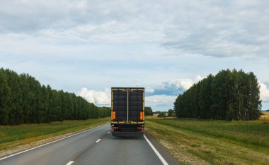 Karavanı olan bir kamyon şehirler arası yaz otoyolu boyunca ilerliyor. bulanık odak