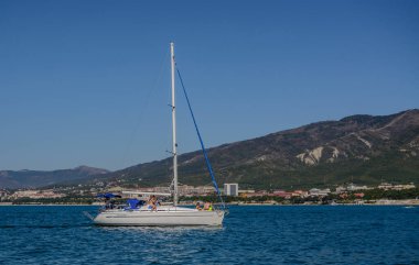 Tatilin sırasında açık denizde yat gezileri. bulanık odak