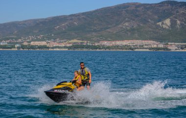 Tatilin sırasında açık denizde yat gezileri. bulanık odak