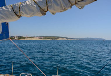 Tatilin sırasında açık denizde yat gezileri. bulanık odak