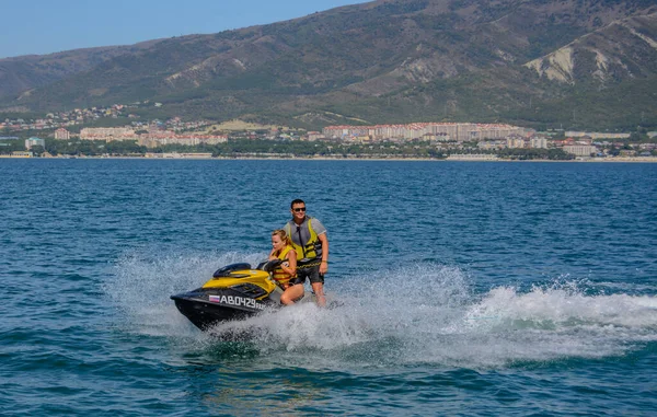 Tatilin sırasında açık denizde yat gezileri. bulanık odak