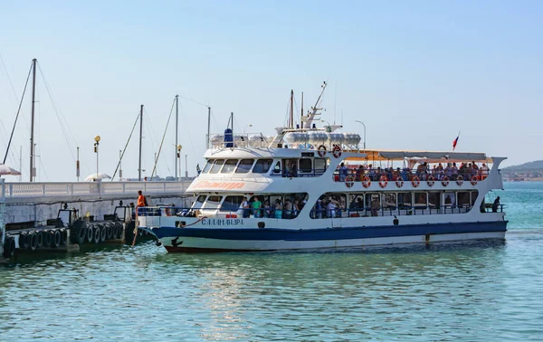Excursiones Yate Mar Abierto Durante Sus Vacaciones Enfoque Borroso — Foto de Stock