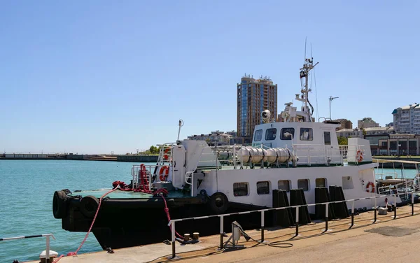 Barco Remolcador Cerca Encuentra Muelle Del Mar Enfoque Borroso — Foto de Stock