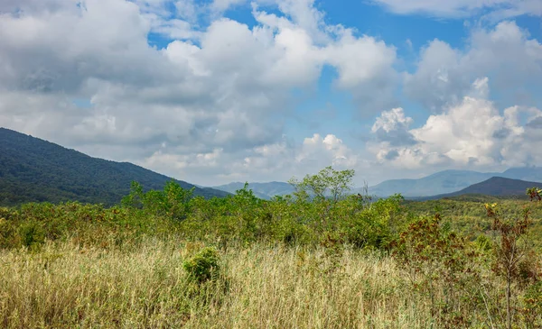 Hermosa Cordillera Verano Contra Cielo Azul Con Nubes Enfoque Borroso —  Fotos de Stock