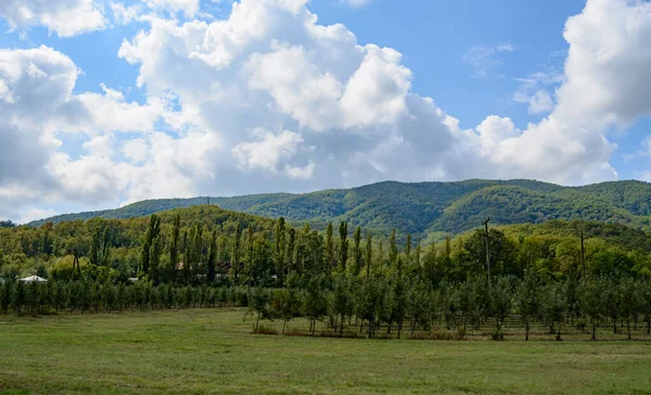 Belle Chaîne Montagnes Été Contre Ciel Bleu Avec Des Nuages — Photo