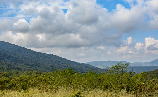 Hermosa Cordillera Verano Contra Cielo Azul Con Nubes Enfoque Borroso —  Fotos de Stock