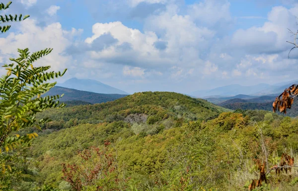 Bella Catena Montuosa Estate Contro Cielo Blu Con Nuvole Focalizzazione — Foto Stock