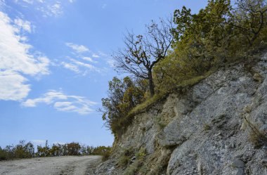 Yazın güzel bir dağ sırası boyunca otoban bulutlu mavi bir gökyüzüne karşı. bulanık odak