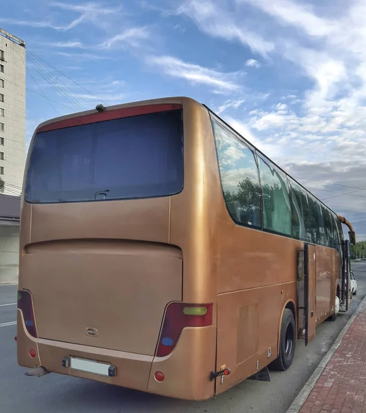 Autobús Turístico Color Dorado Primer Plano Encuentra Estacionamiento Esperando Los — Foto de Stock