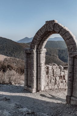 Sonbaharda bir dağ geçidinin arka planında harap olmuş eski bir askeri kale. bulanık odak