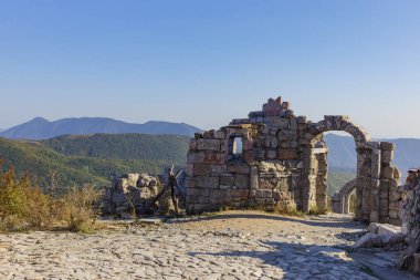 Sonbaharda bir dağ geçidinin arka planında harap olmuş eski bir askeri kale. bulanık odak