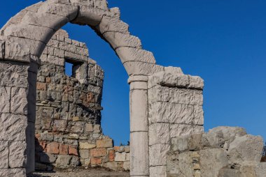 Sonbaharda bir dağ geçidinin arka planında harap olmuş eski bir askeri kale. bulanık odak