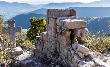Sonbaharda bir dağ geçidinin arka planında harap olmuş eski bir askeri kale. bulanık odak