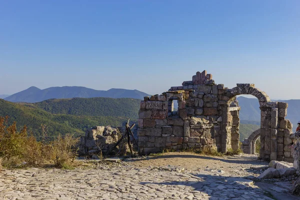 Sonbaharda bir dağ geçidinin arka planında harap olmuş eski bir askeri kale. bulanık odak