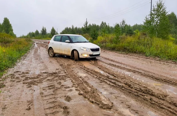 Passageiro Branco Hatchback Preso Estrada Tempo Chuvoso Uma Estrada Rural — Fotografia de Stock