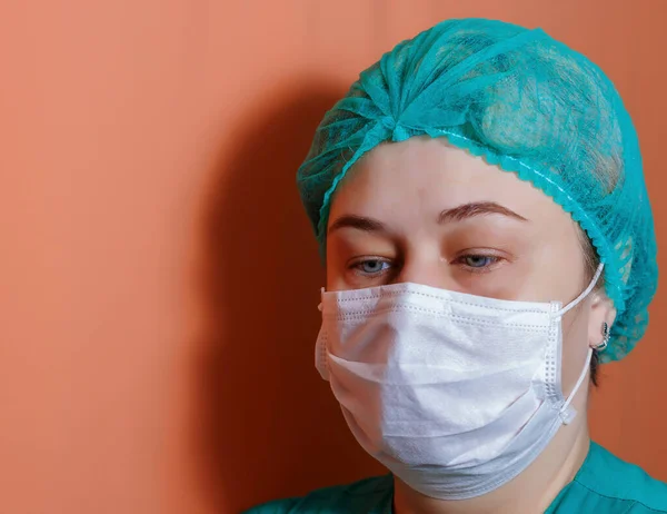 Lekarz Noszący Maskę Ochronną Przed Przyjęciem Pacjentów Podczas Pandemii Covid — Zdjęcie stockowe