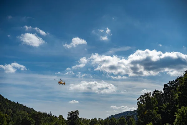 Reddingshelikopter Zweeft Midden Lucht Boven Een Bos — Stockfoto