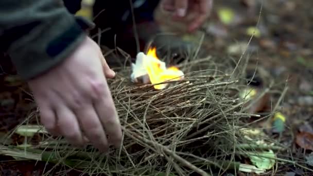 Iniciando Fuego Con Una Varilla Ferro Lana Algodón — Vídeo de stock