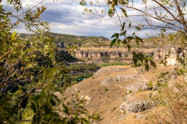 dağ gorge bir yol ile