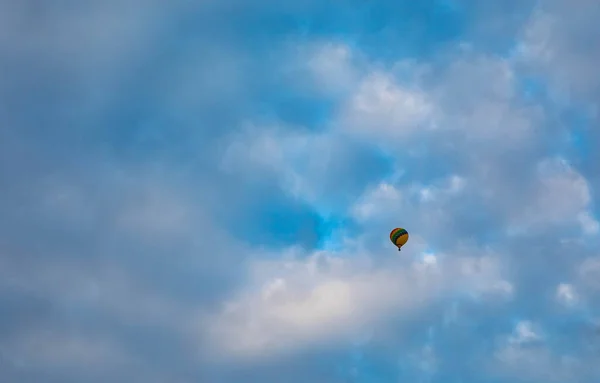 Palloncino a vapore caldo nel cielo. — Foto Stock